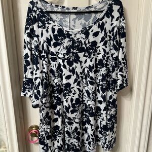 Lane Bryant women size 26/28 very comfy t-shirt type blouse.